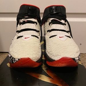 Nike Lebron XVII FP “Graffiti” Sneakers size 5.5